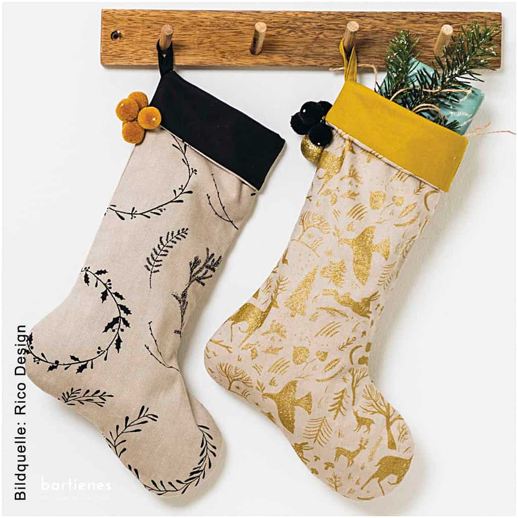 foto-von-rico-design-mit-zwei-weihnachtsstiefeln-als-naehbeispiel-vom-weihnachtsstoff-skandinavisch-leinenlook-mit-kraenzen-mit-futter-in-schwarz